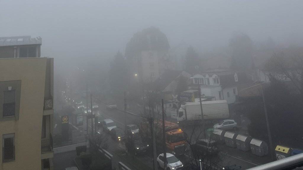 BEOGRAD OSVANUO POD OPASNOM POJAVOM! Ne vidi se prst pred okom, naziru se samo svetla (FOTO)