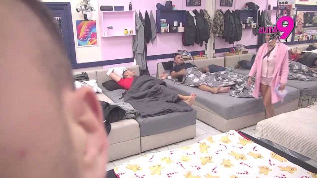 Pukao mu film: Bebici prekipelo kad je video u čemu Teodora ide u izolaciju, ona se skockala za sve pare! (VIDEO)