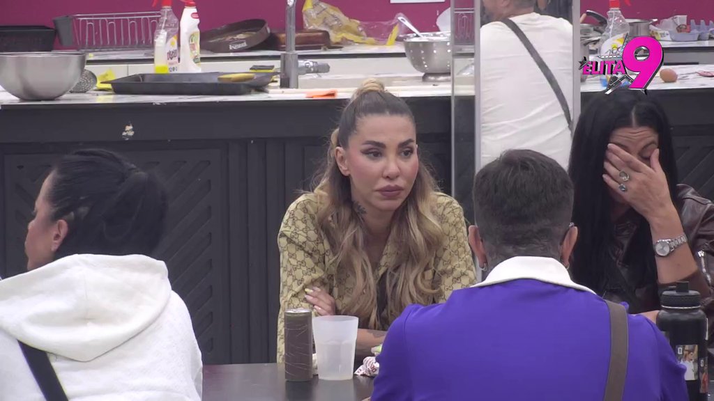 Kad je Stanija ušla pala si u trans: Jovana pevačica brutalno urnisala Aneli, pljušte uvrede! (VIDEO)