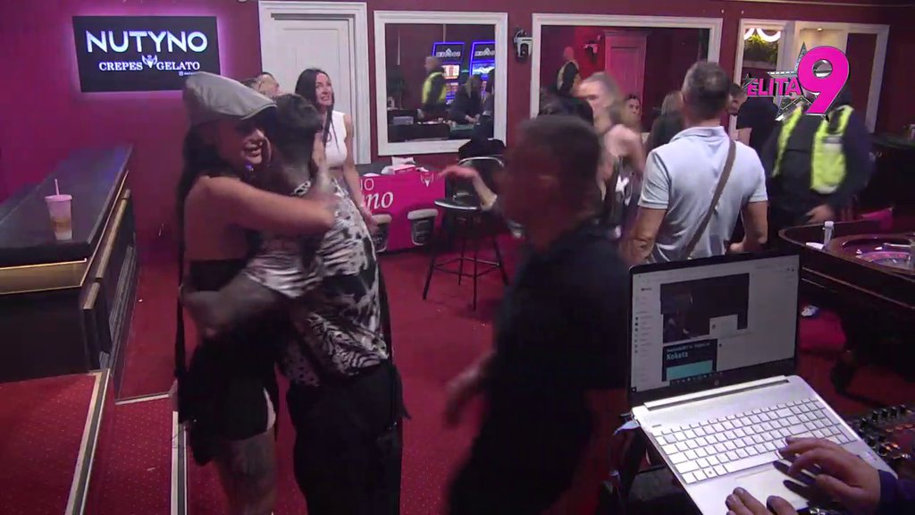 Obezbeđenje poletelo ka bini! Bebica prekinuo emotivni momenat Teodore i Filipa, tenzija raste (VIDEO)