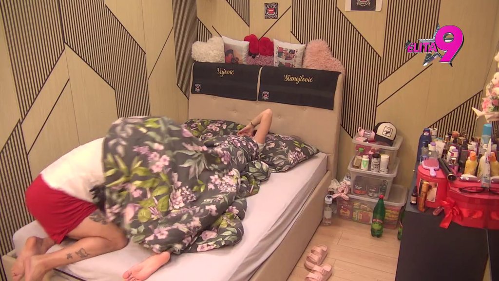 Anita još nije ni oči otvorila, Luka joj se uvukao ispod pokrivača! Razmenjivanje strasti od rane zore! (VIDEO)