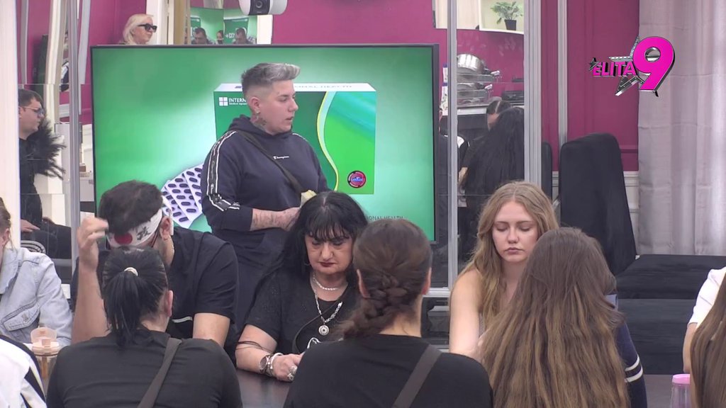 ODVRATNO JE I DEGUTANTNO! Matora srušila sneška Milosavi: Starija si žena, nije simpatično! (VIDEO)