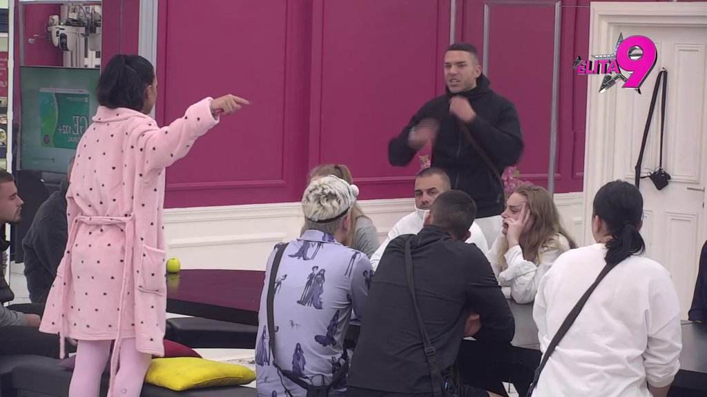Plakao si mi u stanu da želiš da pobegneš od mame: Karambol u Eliti! Anđelo i Anita tresu zidove urlicima, žestokom okršaju nema kraja (VIDEO)