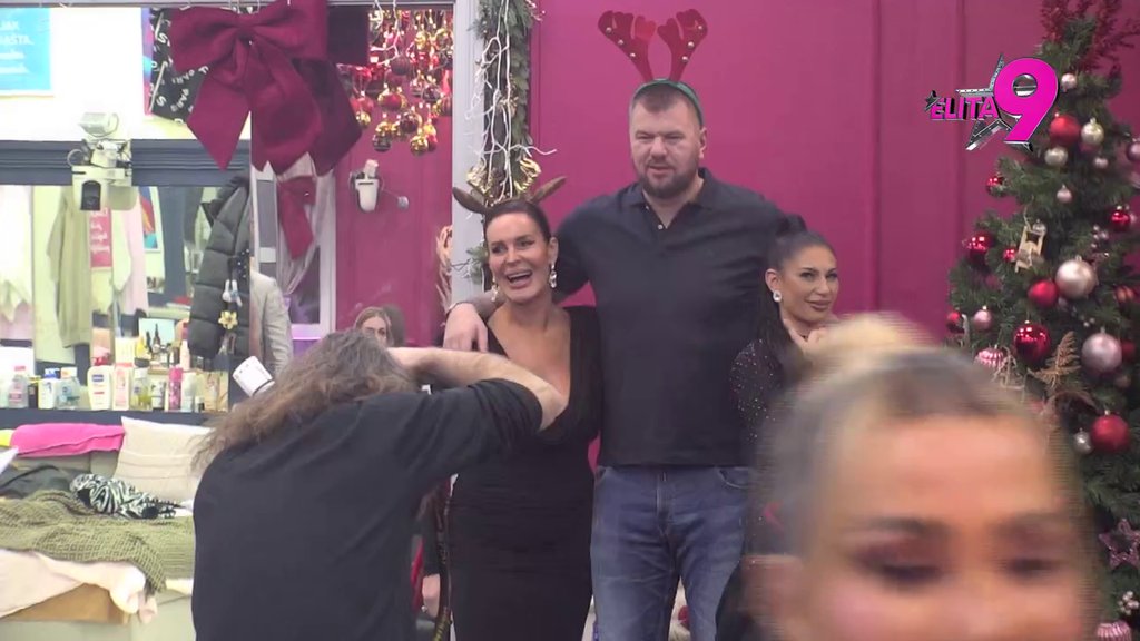IZMEĐU DVE VATRE! Janjuš pozirao na novogodišnjem slikanju pored Milene i Aleksandre, ne zna šta ga je snašlo! (VIDEO)