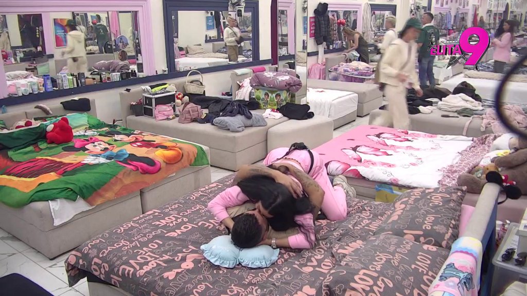 Jedva dočekali da se dohvate! Maja i Asmin pojurili ka krevetu, ona legla na njega i počela da ga ljubi (VIDEO)