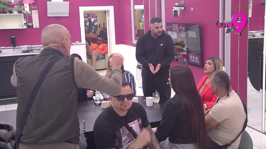 Mića digao Aneline bivše na noge, izazvao opštu pometnju, pa udario na njih: Asmin i Janjuš ne mogu očima da se gledaju, a tek... (VIDEO)