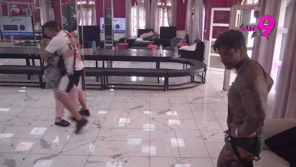 Ti dolaziš, grlimo se, a meni se... Terza priznao ovoj učesnici da je imao VRUĆE SNOVE s njom, ona mu se BACILA U ZAGRLJAJ! (VIDEO)