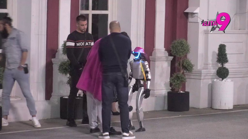 SAD ĆU DA ZAPIŠEM PORUDŽBINE! Miljana umislila da je robot Toša pokretni šank, on joj održao lekciju (VIDEO)