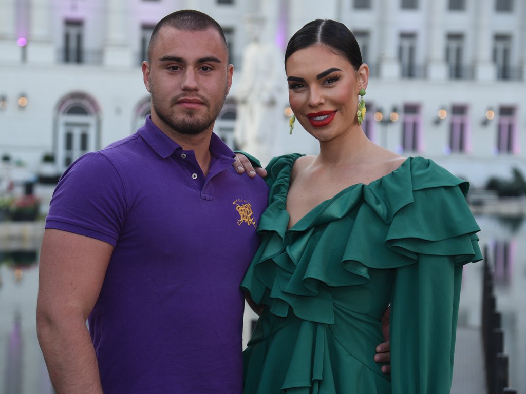 Utorak će izbaciti iz veze?! Mina i Viktor, kao pravi zaljubljeni skladni par pozirali za vaskršnji editorijal Pink.rs portala, deluju kao da nemaju probleme (FOTO)