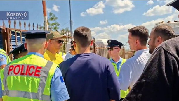 KURTIJEVA POLICIJA ŠAMARALA I PONIŽAVALA PRIVEDENE SRBE NA GAZIMESTANU! Tražili da uzvikuju 'Kosovo republika', urinirali na deo narodne nošnje...