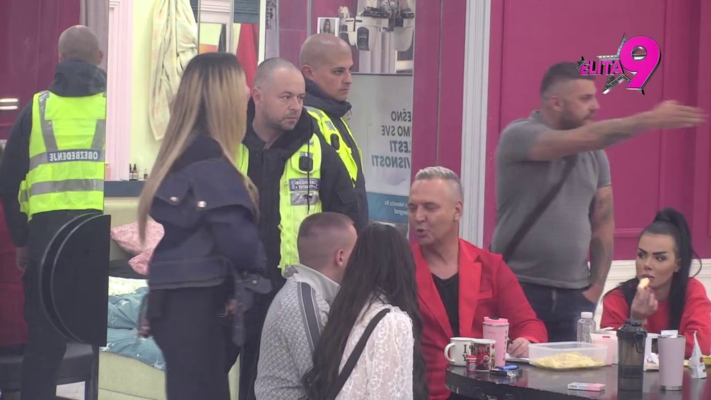 Karambol epskih razmera! Asmin i Aneli ponovo zaratili, pljušte uvrede: Obrukali smo je kao otac i majka, ali... (VIDEO)