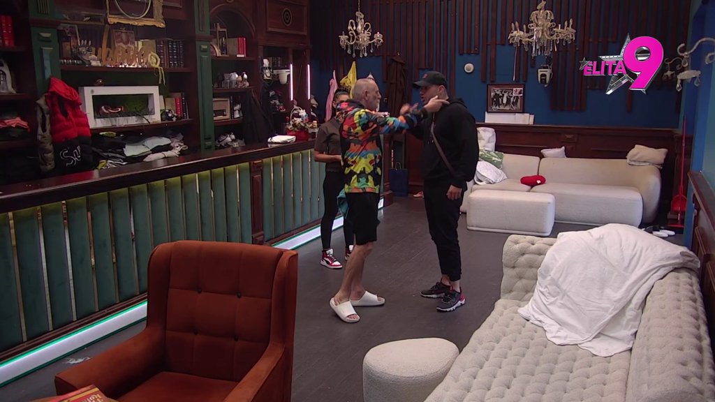 Znaš da je u tebe zaljubljena... Mića URLICIMA ZATRESAO PAB, sasuo Anđelu sve u facu, on ne može da se odbrani! (VIDEO)