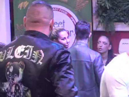 Aneli, pa kamere snimaju! Uhvaćena kako preko Đukićevog ramena gleda u Filipa Cara (VIDEO)