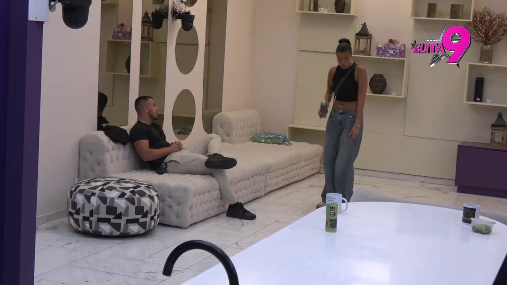 Ko zna šta ste pričali ispod pokrivača... Viktor prebacio Mini lisice s Terzom, pa počeo da je MARŠIKA: Hajde beži tamo, skloni se (VIDEO)