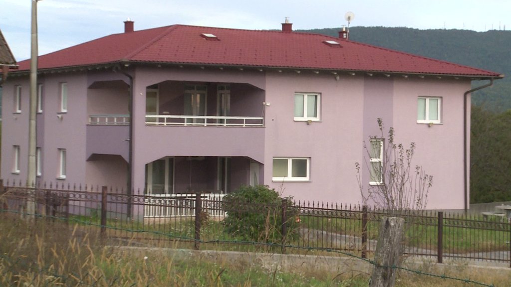 OVO JE ASMINOVA VILA KOJA IZNOSI PREKO 700 METARA KVADRATNIH! Konačno otkriveno kako izgleda nekretnina u vlasništu porodice Durdžić! Bazen, dvorište, video nadzor... (VIDEO)