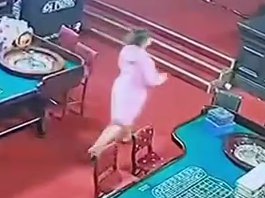 Pokazala sebičnost: Miljana Kulić uhvaćena u krađi! Pogledajte kako je sramno pokrala piva iz kazina (FOTO+VIDEO)