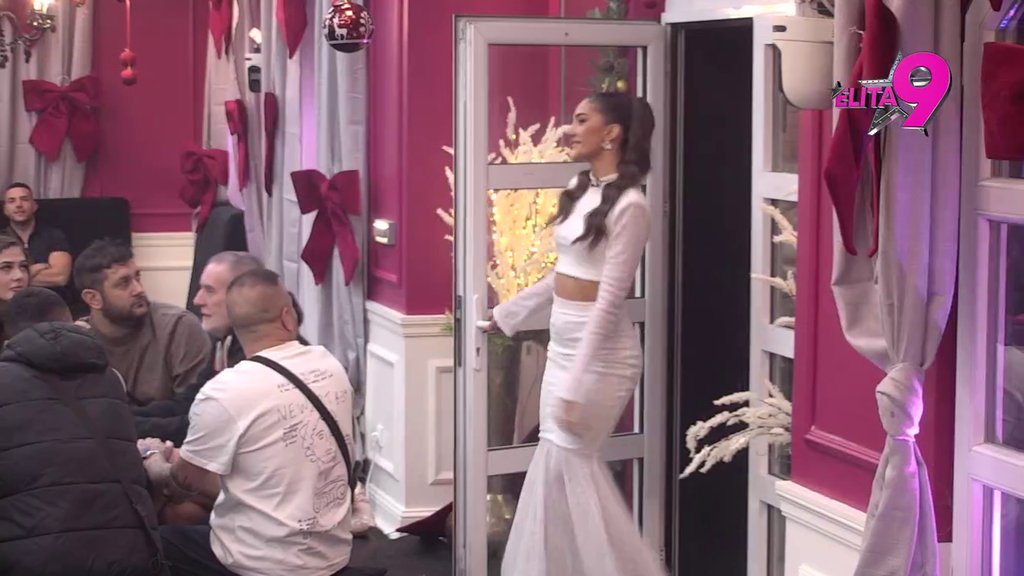 Popadale im vilice! Anđela kročila u Elitu, pa se obratila učesnicima: Želim vam svima srećnu novu godinu (VIDEO)