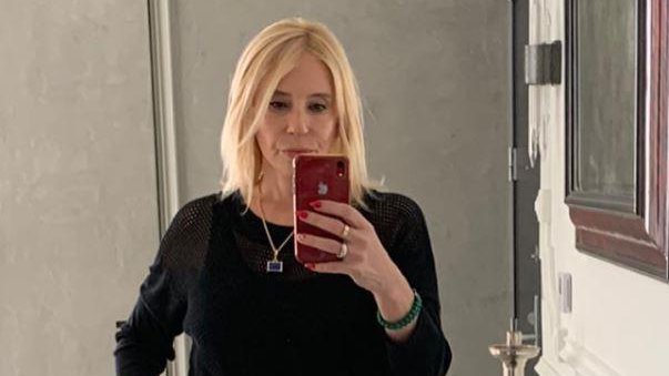 ANA DIVAC UŽIVA ZA SVE PARE I OBILAZI ANTIČKE ZIDINE! Obukla šarenu košulju, teksas suknju i ne skida osmeh sa lica: Sve joj je potaman (FOTO)