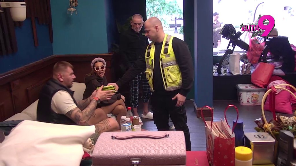 NE ŽELI DA POPUSTI: Janjuš izričit u tome da ne želi Aneli da kupi poklon, ona OVIM pokušala da ga smekša! (VIDEO)