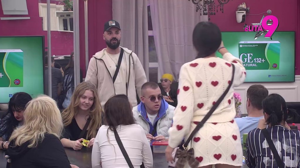 MUVANJE PRED SVIMA! Luka upitao Anitu za STRASTVENI ZAGRLJAJ, ona se OZARILA! (VIDEO)