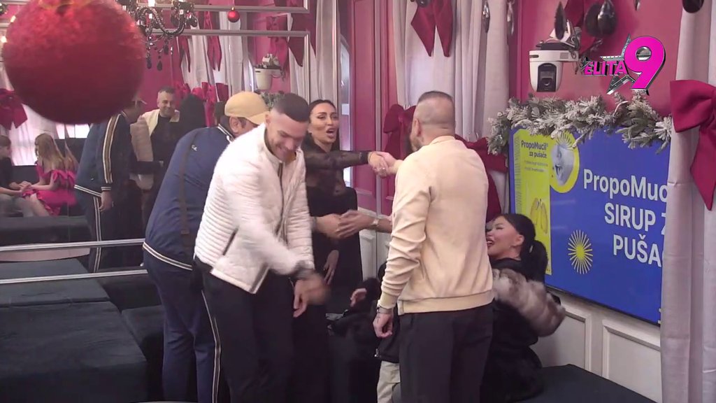 MILJENIK NJENIH SESTARA: Vanjine sestre oduševio Anđelo, jedino njega žele za zeta?! (VIDEO)