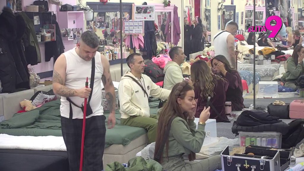 REŠIO DA RAŠČISTI RADNI PROSTOR! Asmin se prihvatio posla, obukao belu majicu bez rukava, pa DOHVATIO DŽOGER i počeo akciju! (VIDEO)