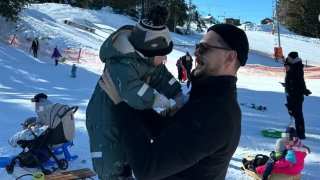 Pokazao porodičnu idilu: Biković sa suprugom i sinom uživa u zimskim čarolijama, a fotografija malog Vasilija će vas oduševiti (FOTO)