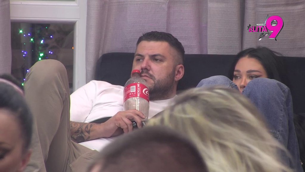 NEMOJ MAKICA OKICE DA MU DIRA... Stanija jednom rečenicom vratila Asmina na fabrička, on menjao boje zbog njenog odgovora (VIDEO)