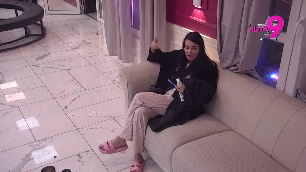 Drži Jovanu u šaci? Bora uverio pevačicu da zna mnogo o njenoj prošlosti, a evo da li su bili intimni (VIDEO)