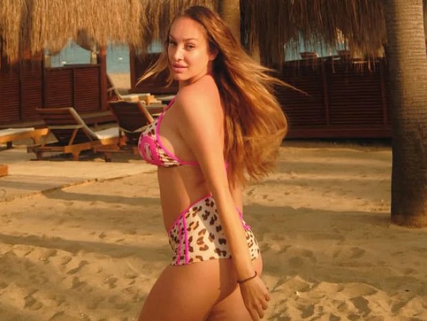 UZAK STRUK I BUJNE GRUDI U PRVOM PLANU! Luna Đogani se skinula u cvetni bikini i svi kažu da nikad bolje nije izgledala: Mreže gore