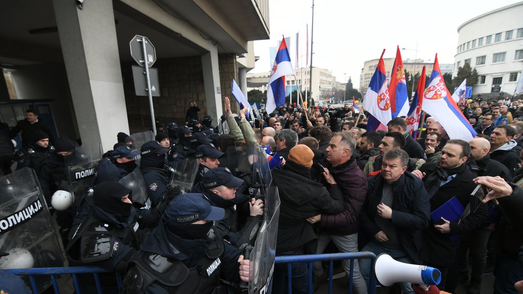 OVO JE DOKAZ DA HOĆE HAOS I NASILJE! Pogledajte kako opozicija odgovara na civilizovan poziv vlasti da uđu na sednicu Skupštine: Ne odustaju od divlja