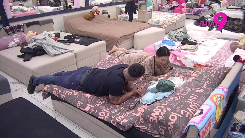 JEDVA DOČEKALA! Maja sva srećna dok joj Asmin prepričava ishode sa intervjua: Njoj je bitno da je imućan i da hoće bebu (VIDEO)