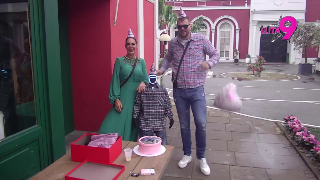 HIT ROĐENDANSKA TORTA ZA KAČAVENDU: Toša i Janjuš joj priredili urnebesan poklon, plakaćete od smeha (FOTO)