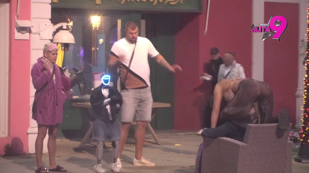 Nikad veće poniženje za Aneli Ahmić: Filip Đukić ispred nje izvatao Dušicu, ona gleda i smeje se (VIDEO)
