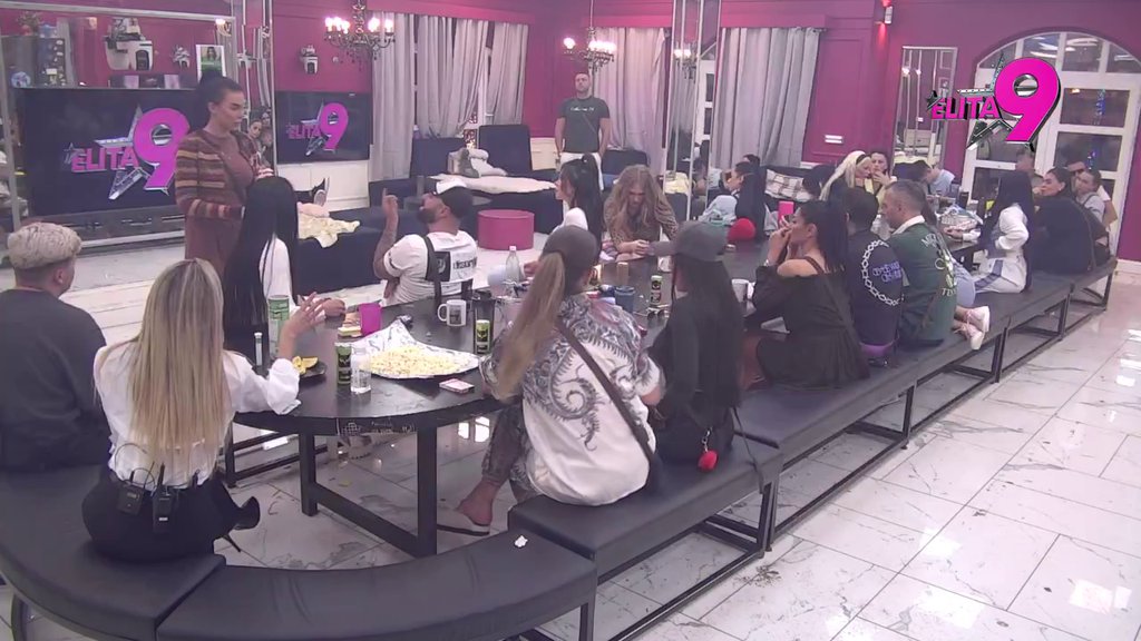 OVO SE ZOVE RASKINKVANJE: Dača sasuo Aniti i Luki sve u lice, prozvao ih da najviše ogovaraju bivše, oni krenuli da ga vređaju pa dobili lekciju o lepom ponašanju: VAS BOLI ŠTO STE NEBITNI (VIDEO)