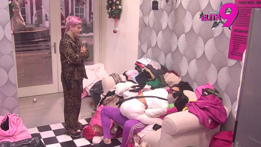 Pao poljubac Đukića i Maje: Sve puca od strasti, Uroš im čuva stražu od Alibabe! (VIDEO)