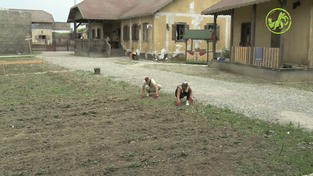 GDE ENA TU I BOŽA: Petrovićeva nema mira od Džonsa: Prati je u stopu, čak i na njivi (VIDEO)