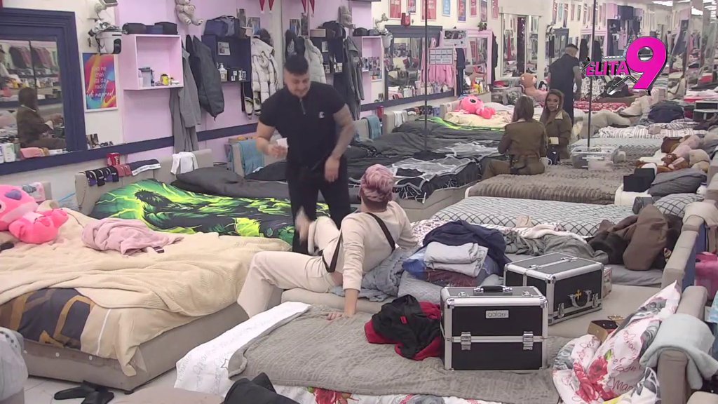 Krš i lom u spavaćoj sobi! Uroš spopao Terzu pred Sofijom, ona izvređala njih dvojicu i Milicu u paketu: Ti i Comara istog pe*era volite mamu vam (VIDEO)