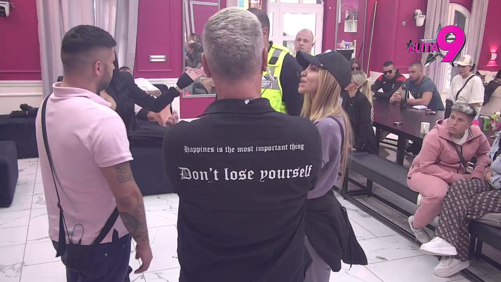 DA TI VIDIM JEZIK! Aneli urnisala Alibabu zbog Maje, obezbeđenje napravilo živi zid usred programa! (VIDEO)