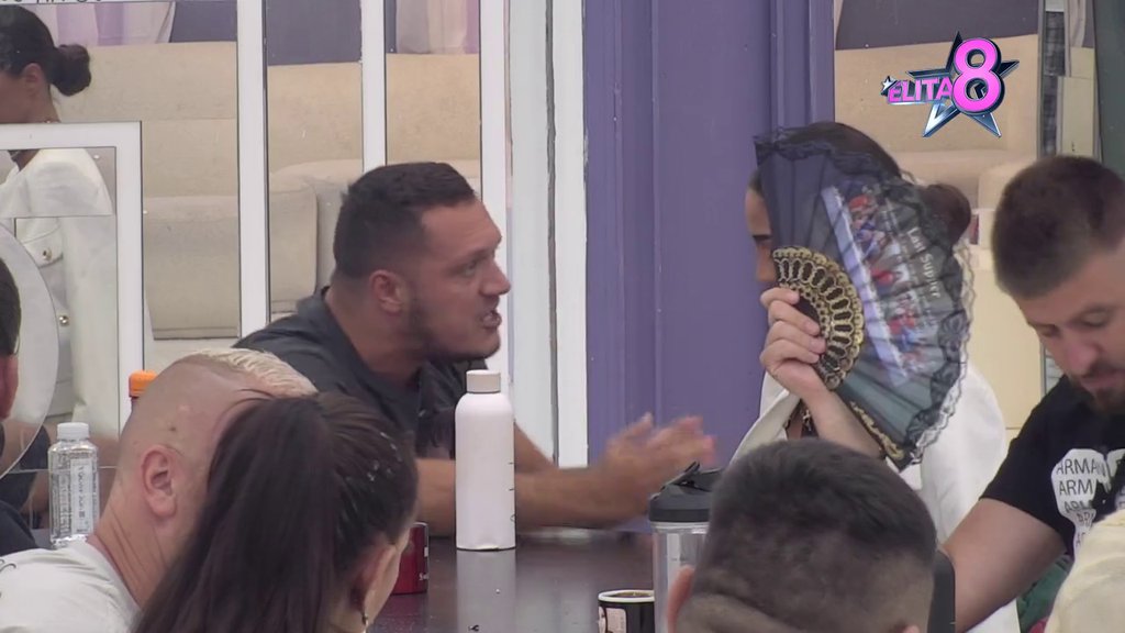 AU, ANĐELA ĐURIČIĆ DOTAKLA DNO: Uporno dokazuje ljubav Gastozu, on je razvukao po podu kao NAJVEĆU KRPU! (VIDEO)