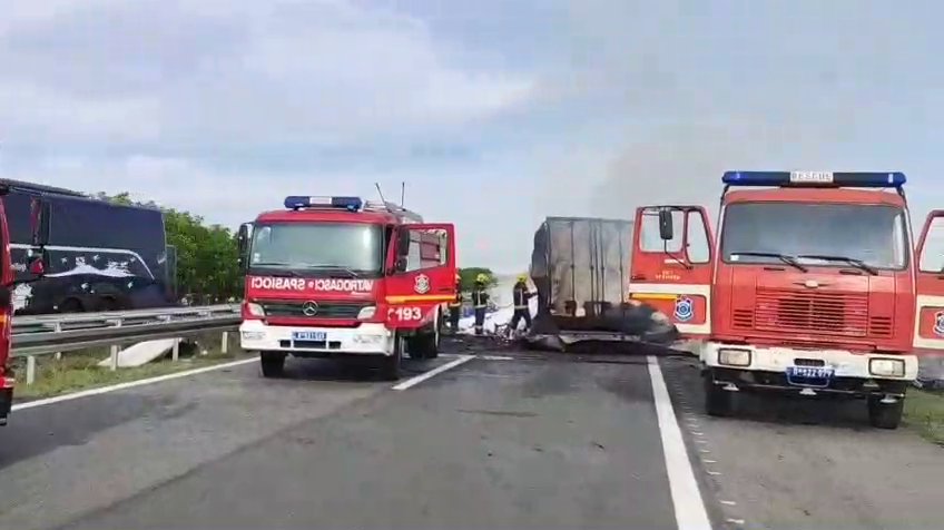 TEŠKA SAOBRAĆAJKA KOD INĐIJE! Sudar na izlazu ka Staroj Pazovi, vatrogasci sekli kombi da dođu do vozača