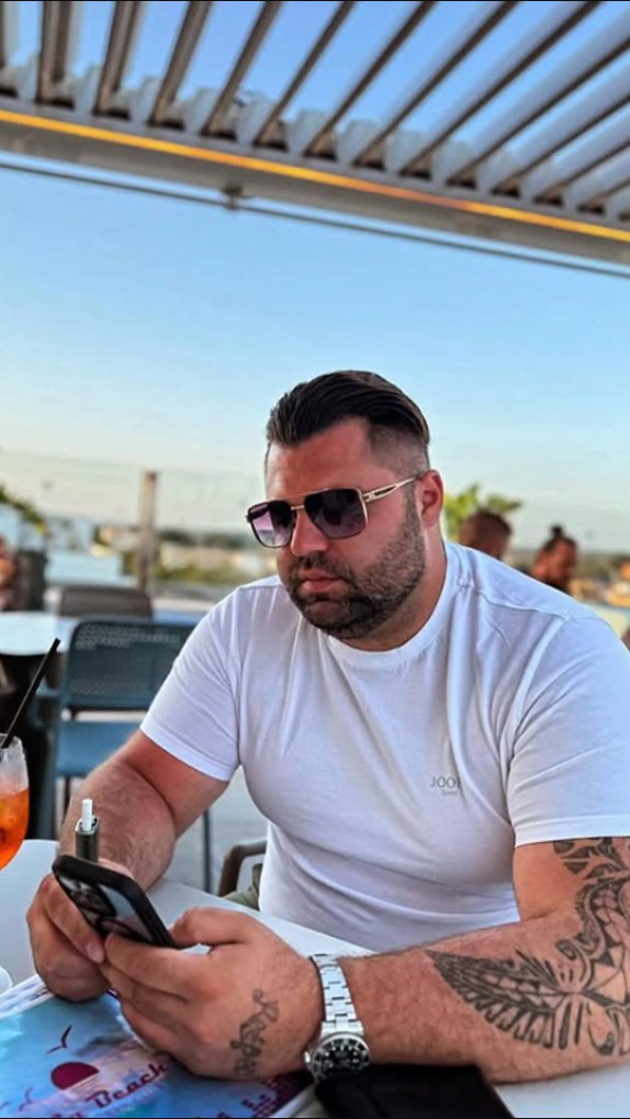 POGLEDAJTE KAKO IZGLEDA ASMINOV BRAT: Sudo Durdžić se krije od javnosti, prepoznatljiv je po jednom detalju na svom telu, a evo koliko liči na Alibabu! Mustafa je ponosan na njega (FOTO)