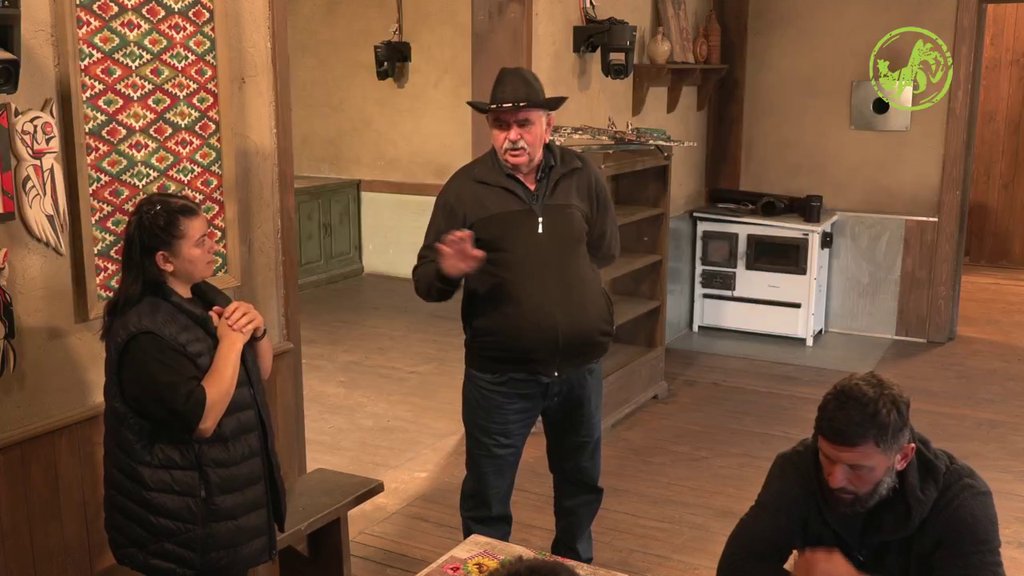 BOŽA DŽONS POČEO DA SE ŠMINKA: Puče bruka na Farmi (VIDEO)