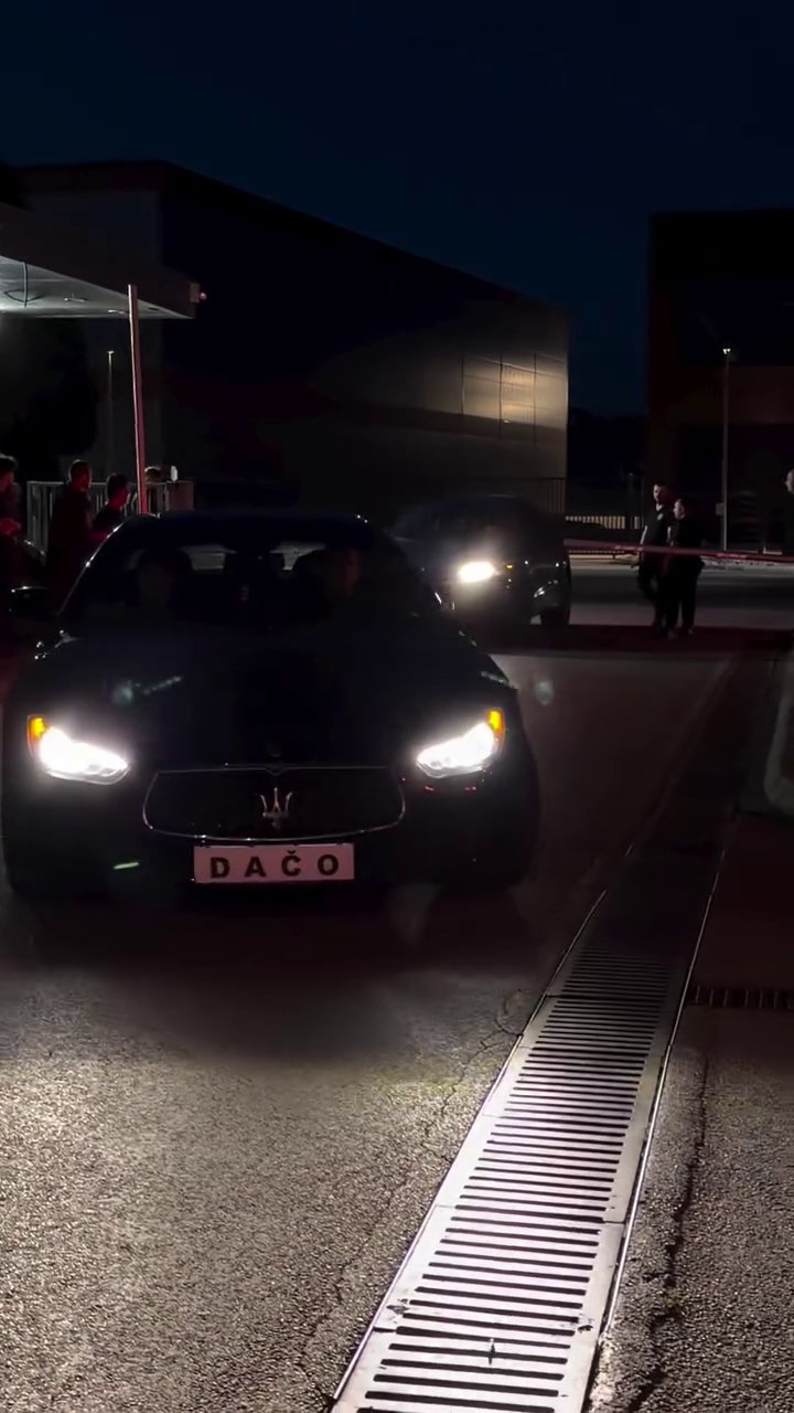 Ogromna kolona luks automobila sa Dačinim imenom! Podrška Dače Virijevića na visini zadatka, ni ovog puta nisu zakazali! (VIDEO)