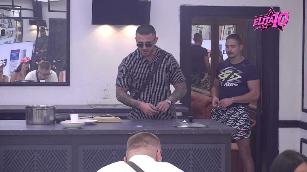 Klan Stefanovića ga je poslala na moju kašiku: Sanja udarila po Markovoj porodici, pa iznela nove JEZIVE detalje: Skakao mi je po haubi, imam tragove PESNICA (VIDEO)