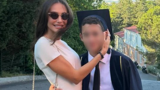 Emina Jahović na maturi mlađeg sina! Naša pevačica u beloj haljini pripijenoj uz telo, pucaju od sreće zbog naslednika: Najbolje tek dolazi