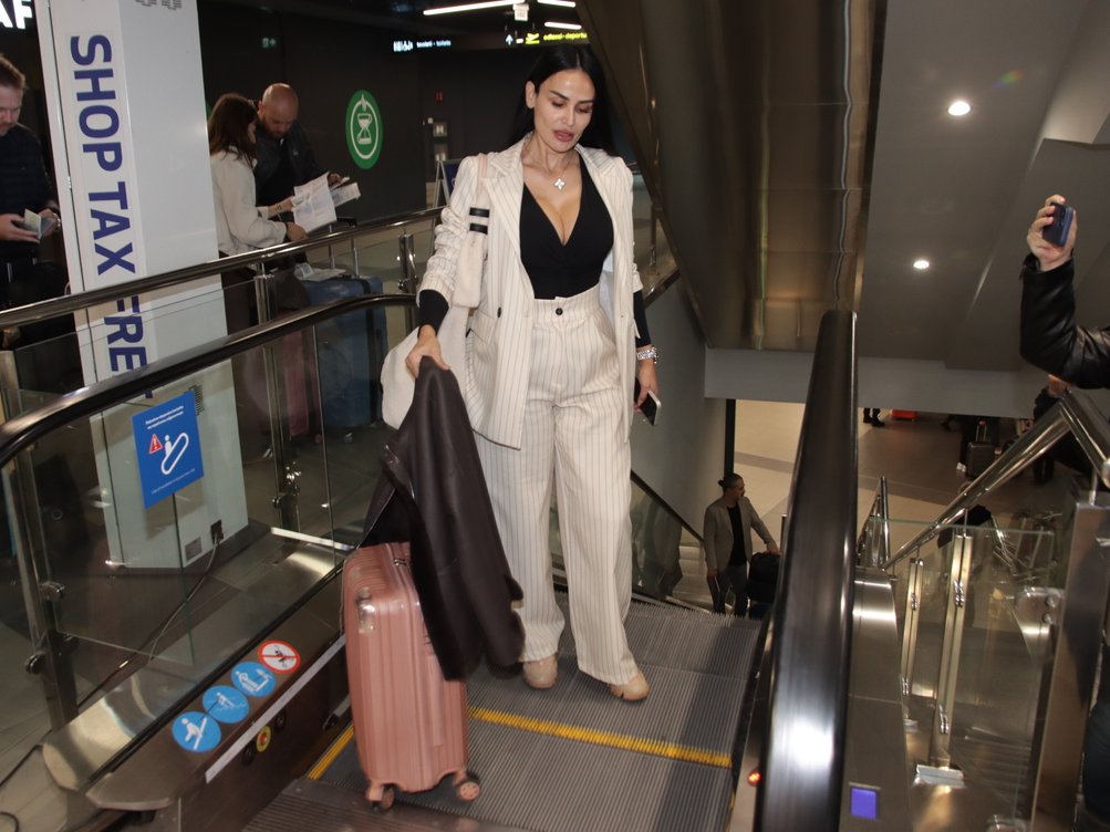 Indi Aradinović uhvaćena BEZ ŠMINKE na aerodromu, radi punom parom van Srbije, a sad progovorila o zaradi i bakšišu, evo i kakav je njen emotivni status (FOTO)