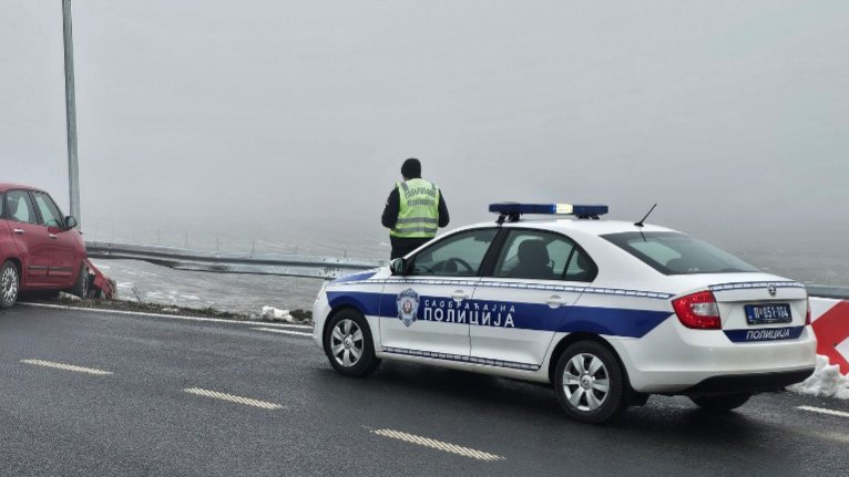 Saobraćajna nesreća kod Inđije: Volvo se zakucao u službeno vozilo, policajac teško povređen