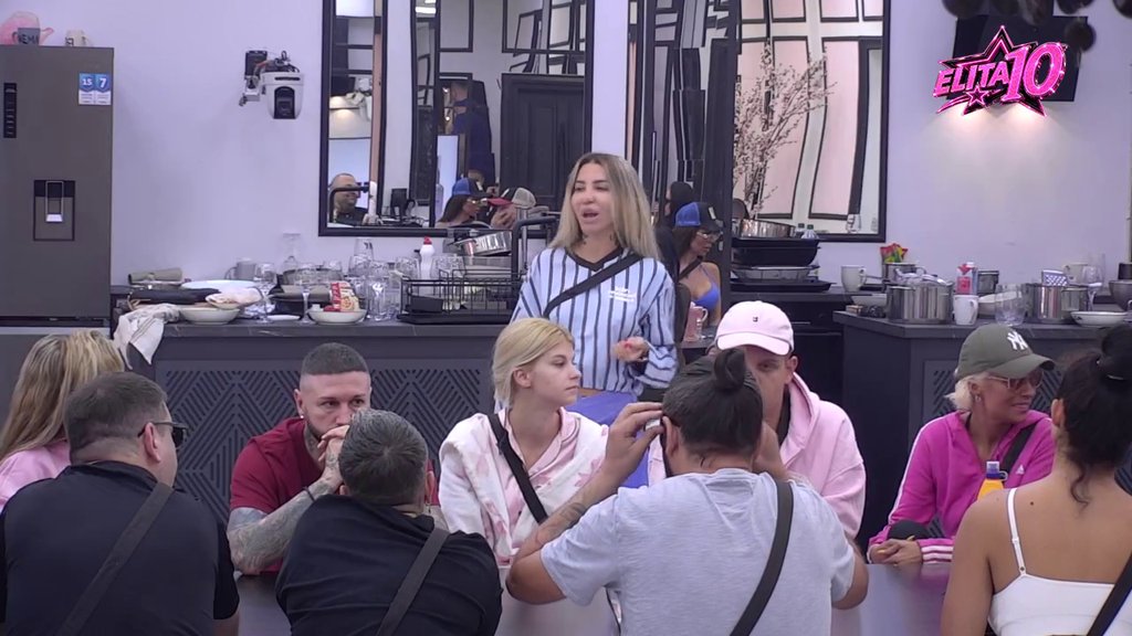 Kriješ se iza mišića, umesto da kažeš... Nikola udario na Leonovu muškost, pa dobio njegov oštar odgovor: Pogledaj svoju stomačinu... (VIDEO)