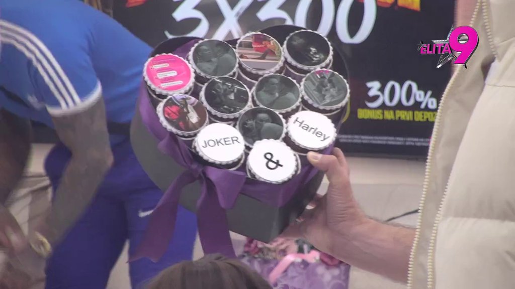 Fanovi Đukića i Teodore očarali sve: Poklonima izazvali pravi haos u kući, njih dvoje ostali bez teksta! (VIDEO)